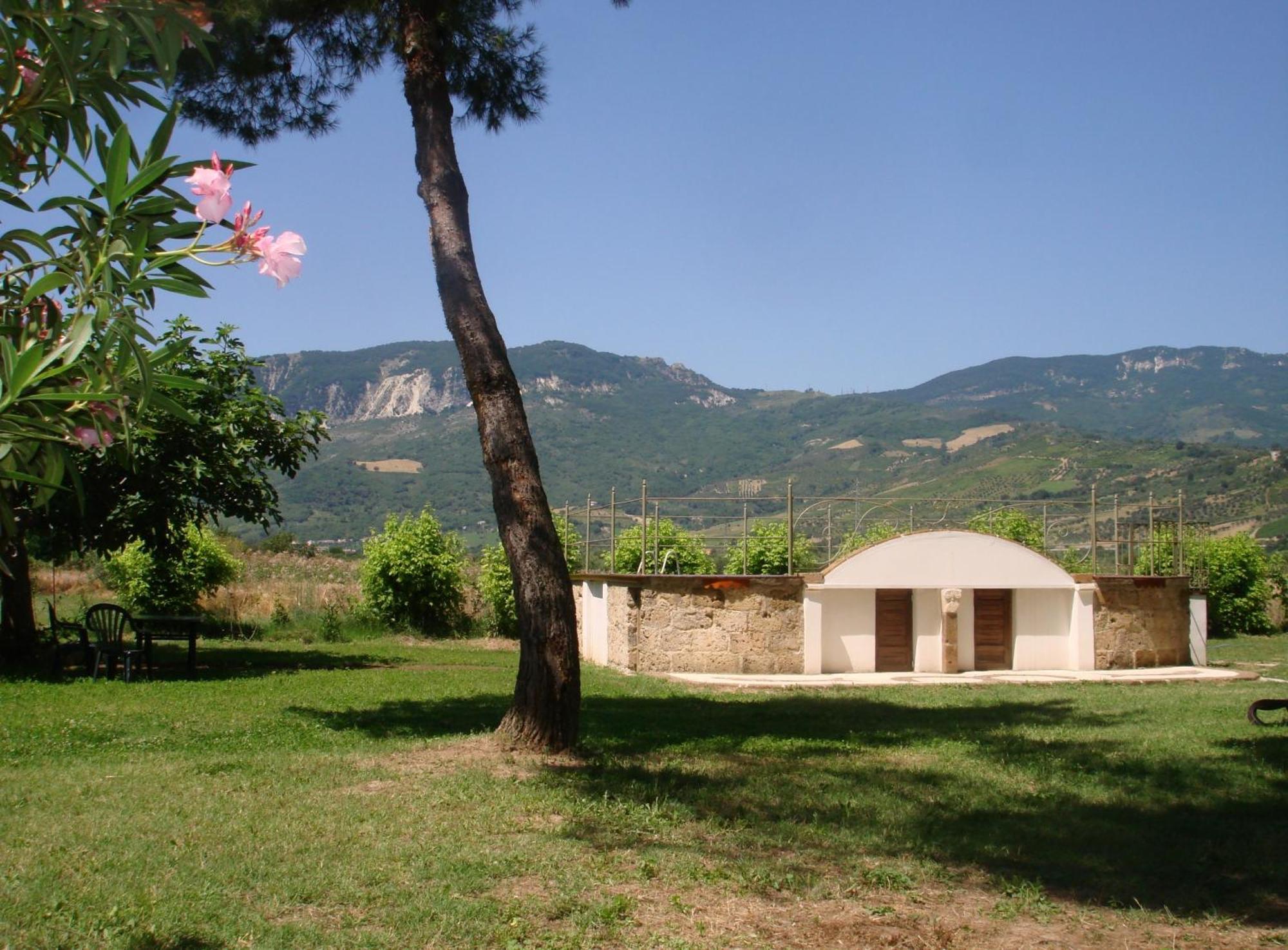 Agriturismo "Borgo Madonna Degli Angeli" - Charming Cottages In The Gardens ! Tocco da Casauria Buitenkant foto